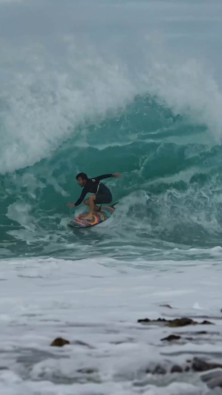 リップカールのインスタグラム：「Dangerously fun surfing with @cocom4debarrelkilla...⁠ ⁠ Mase and @sheldoggydoor head to a dangerous reef in Hawaii, with just a couple of inches of water separating them from the bottom. ⁠ ⁠ Check it out, link in bio. ⁠ ⁠ 📹 @riordanpringle ⁠ ⁠ #RipCurl #TheSearch #MasonHo #Surfing #Hawaii」