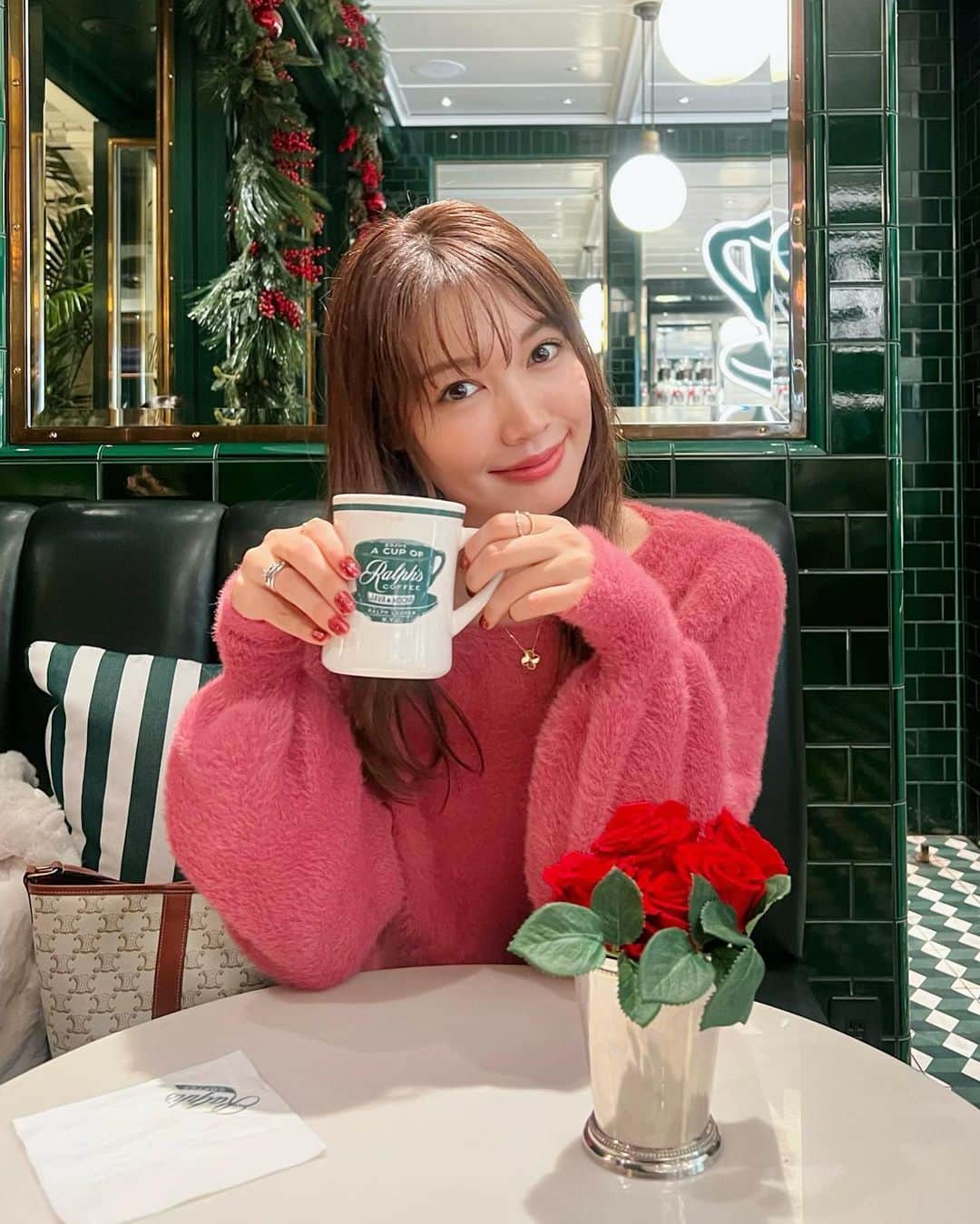 のののインスタグラム：「表参道カフェ☕️ 久しぶりに会えた友達との時間はあっという間 ジンジャーラテはクリスマス仕様で可愛かった🎄  #東京カフェ#東京カフェ部#東京カフェ巡り#表参道カフェ#表参道カフェ巡り#東京グルメ#表参道グルメ#原宿カフェ #原宿グルメ#東京#表参道#原宿#ニット#シャギーニット#ラルフズコーヒー#ラルフズコーヒー表参道#tokyo#tokyocafe#ralphscoffee#ralphscoffeeomotesando」