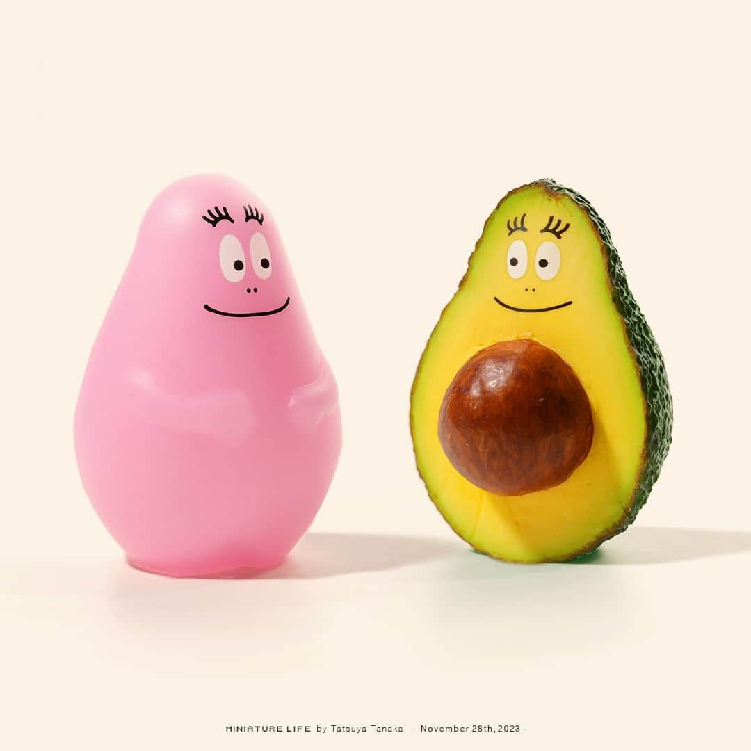 田中達也のインスタグラム：「“Barbapapa” ⠀ ⠀ アーボパパ ⠀ ⠀ #🥑 ─────────────────── 《EXHIBITION info》 ⠀ 【small MUJI展 日用品のたのしみ方 in 大阪】 small MUJI -Enjoying Everyday Item- in Osaka until : Jan. 7, 2024 ⠀ 【ミニチュアライフ 神戸エアポート】 MINIATURE LIFE × KOBE AIRPORT」