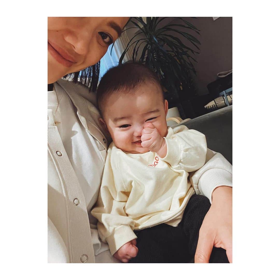 菊地舞美さんのインスタグラム写真 - (菊地舞美Instagram)「👶🏻 ——  ちょっと前に生後5ヶ月を迎えました🐣  片手で持てるくらいだった👶🏻も 今ではずっしりも重たく 抱っこがしんどくなるくらいまで 成長🪴  色んな人に笑顔で応えて 家にいてもニコニコするもんだから  周りの人も私たちも いつも笑顔に(´◡͐`)  赤ちゃんパワーって すごい✨✨✨ そんなことを感じる日々です🍃  東北は寒くなってきて 朝晩は厚手の羽織ものが必要に。 夫の「大は小を兼ねる！」という意見を尊重し （私はぜっったい大きすぎると思っていた。笑） ワンサイズ大きめを買ったアウターは 小さめな我が子には大きすぎて 足も手もブカブカ。 たぶん来年ちょうどくらい😂  熊🧸に着られてる👶🏻。  シッターさんのアドバイ通り寝かしつけをしたら すーっと入眠するようになり 背中スイッチも軽減。  夜は寝るけど（起こさなければ11時間は寝る🤣） 昼間は刻んで眠る👶🏻も 少しずつだけど まとまって眠るように👏  保育士さんでもあるシッターさんを 独り占めしている👶🏻 色んな遊びで五感を刺激してもらって 楽しそう☺️  最初は そりゃ働くことへ罪悪感を抱き、毎日泣いていたけど 今では楽しそうに遊んでいる👶🏻を見たり 帰宅すると、1日を報告してくれるかのように ニコニコで迎えてくれる👶🏻を見て 安心できるようになりました。 そう。こういう育児の仕方もある！ 色んな育児があっていい気がする！  たぶん マイペースで成長もゆっくりめだけど 夫に似てこだわるところはこだわるらしく 好きな絵本と嫌いな絵本がはっきり。  わかりやすくてよろしい！笑  てるみちゃん🐶にも興味を持つようになり 必死で目で追っています👀  大人が成長させてもらえる 育児。 「まあそんなこともある！」が苦手だった私も 今はそう思えるようになり 身も心もとてもとても楽に🪴 人間、考え方一つでこんなに変わるんだなって 身をもって実感しています。笑  シッターさんを探されていると よく質問をいただくので タグづけをしました！  今頼んでいるシッターさんはお二人で 一人はInstagramをされているので タグ付けしますね🏷️ もう一人の方はされていませんでした💦 そして、少し前に頼んでいたシッターさんは 育休中。 👶🏻は3人のシッターさんに 見守っていただき支えていただいています☺️  そんなこんなで もう少し時間に余裕ができたら お茶するする詐欺を挽回すべく 身軽に外出します！ （たぶん…来春かな。。。🌸）  保育園の申し込みもして 入れるかどうかハラハラ中。  —— #myson #love  #育児 #はじめての育児 #新米ママ」11月28日 7時02分 - maimi_kikuchi_reborn