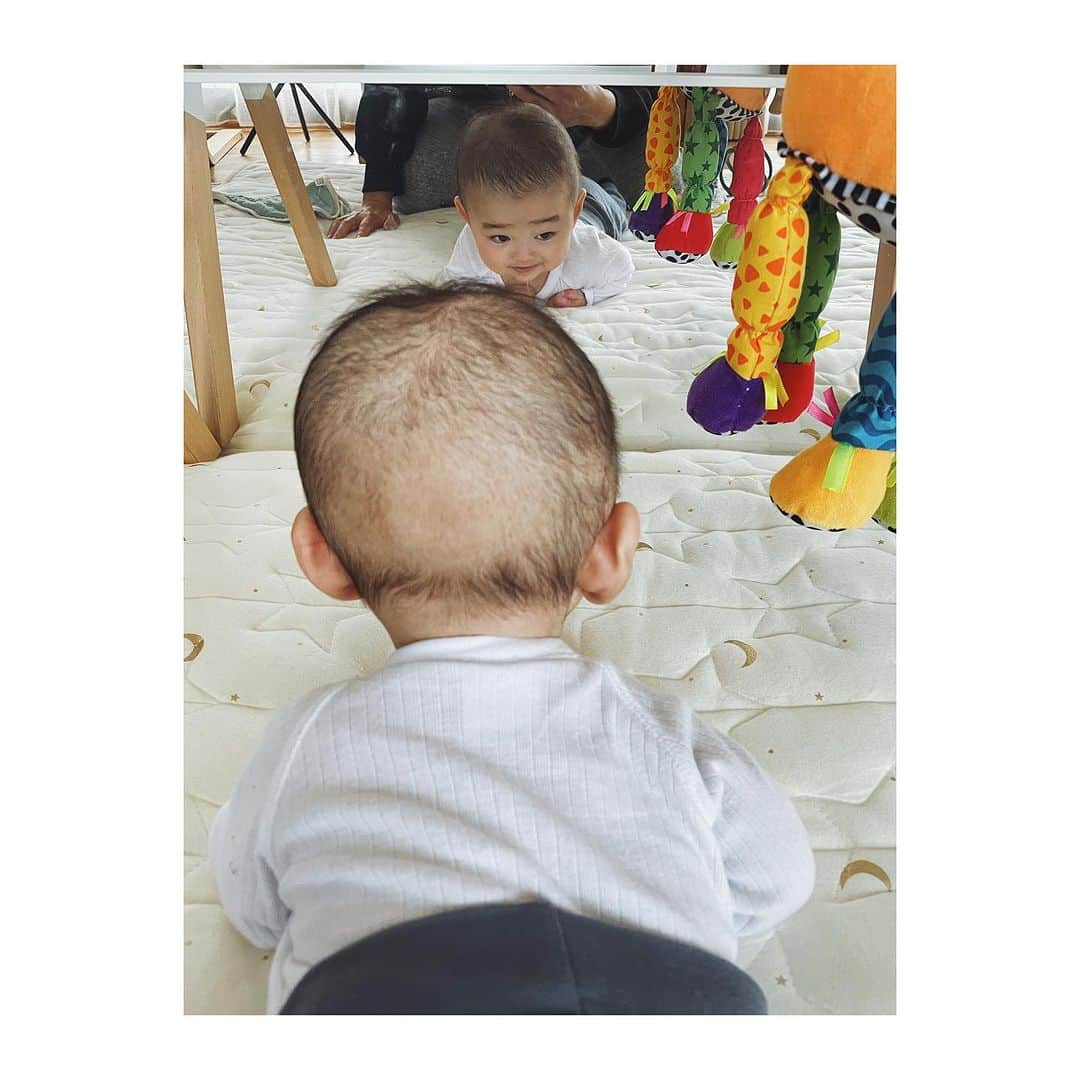 菊地舞美さんのインスタグラム写真 - (菊地舞美Instagram)「👶🏻 ——  ちょっと前に生後5ヶ月を迎えました🐣  片手で持てるくらいだった👶🏻も 今ではずっしりも重たく 抱っこがしんどくなるくらいまで 成長🪴  色んな人に笑顔で応えて 家にいてもニコニコするもんだから  周りの人も私たちも いつも笑顔に(´◡͐`)  赤ちゃんパワーって すごい✨✨✨ そんなことを感じる日々です🍃  東北は寒くなってきて 朝晩は厚手の羽織ものが必要に。 夫の「大は小を兼ねる！」という意見を尊重し （私はぜっったい大きすぎると思っていた。笑） ワンサイズ大きめを買ったアウターは 小さめな我が子には大きすぎて 足も手もブカブカ。 たぶん来年ちょうどくらい😂  熊🧸に着られてる👶🏻。  シッターさんのアドバイ通り寝かしつけをしたら すーっと入眠するようになり 背中スイッチも軽減。  夜は寝るけど（起こさなければ11時間は寝る🤣） 昼間は刻んで眠る👶🏻も 少しずつだけど まとまって眠るように👏  保育士さんでもあるシッターさんを 独り占めしている👶🏻 色んな遊びで五感を刺激してもらって 楽しそう☺️  最初は そりゃ働くことへ罪悪感を抱き、毎日泣いていたけど 今では楽しそうに遊んでいる👶🏻を見たり 帰宅すると、1日を報告してくれるかのように ニコニコで迎えてくれる👶🏻を見て 安心できるようになりました。 そう。こういう育児の仕方もある！ 色んな育児があっていい気がする！  たぶん マイペースで成長もゆっくりめだけど 夫に似てこだわるところはこだわるらしく 好きな絵本と嫌いな絵本がはっきり。  わかりやすくてよろしい！笑  てるみちゃん🐶にも興味を持つようになり 必死で目で追っています👀  大人が成長させてもらえる 育児。 「まあそんなこともある！」が苦手だった私も 今はそう思えるようになり 身も心もとてもとても楽に🪴 人間、考え方一つでこんなに変わるんだなって 身をもって実感しています。笑  シッターさんを探されていると よく質問をいただくので タグづけをしました！  今頼んでいるシッターさんはお二人で 一人はInstagramをされているので タグ付けしますね🏷️ もう一人の方はされていませんでした💦 そして、少し前に頼んでいたシッターさんは 育休中。 👶🏻は3人のシッターさんに 見守っていただき支えていただいています☺️  そんなこんなで もう少し時間に余裕ができたら お茶するする詐欺を挽回すべく 身軽に外出します！ （たぶん…来春かな。。。🌸）  保育園の申し込みもして 入れるかどうかハラハラ中。  —— #myson #love  #育児 #はじめての育児 #新米ママ」11月28日 7時02分 - maimi_kikuchi_reborn