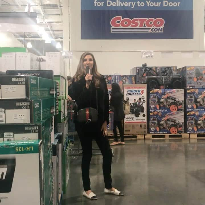 ヘザー・マクドナルドのインスタグラム：「Have yourself a merry #costco Christmas #shopping #blackfriday #karoke #singing #Christmas #Holiday #juicyscoop #comedy #heathermcdonald」