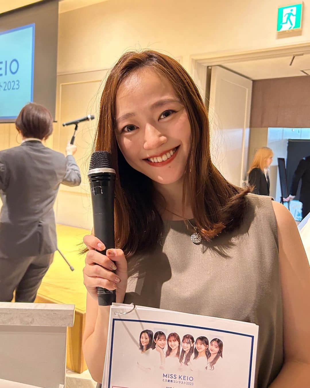 金井憧れのインスタグラム：「ミス慶應コンテスト2023👗  フィナーレ＆表彰式の司会を 務めさせていただきました🎤✨  ファイナリストの皆さん、 受賞された皆さん、 本当に本当にお疲れさまでした🎄✨　 そして、 おめでとうございます🎊  #ミス慶應 #misskeio #misscolle  #髪を切りました  #15センチカット✂️」