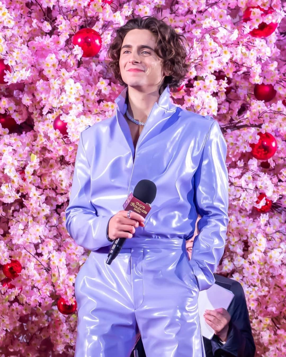 Nylon Magazineさんのインスタグラム写真 - (Nylon MagazineInstagram)「In case you needed proof Alexa Chung's still got it... From the model (and forever It Girl)'s statement Loewe dress to Timothée Chalamet’s 'Wonka'-themed lavender jumpsuit — link in bio for more #NYLONFitPicks, the best celebrity fashion of the week, on and off the red carpet. [Getty]」11月28日 7時19分 - nylonmag