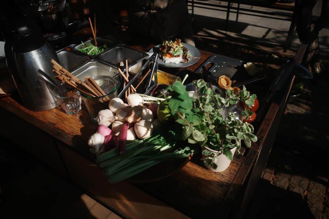 藤田敦子さんのインスタグラム写真 - (藤田敦子Instagram)「ㅤ さらに足を伸ばして 大大大好き @micotoya さんへ😍  ランチの野菜ビビンバ、美味しすぎて 家で作りたい🥺 (わたるくんに作り方聞けばよかったかな)  自分が家でやるなら ここに厚揚げとか入れたいかもー なんて思いつつ、美味しくいただきました😍  ベジブロスって、野菜くず貯めないとだから 冷凍してためてるねんやー なんて話してたら @wataru_.ito くんが 「そのときあるものだけでも十分美味しいかも。 まあ◯◯さんのお野菜が 入ってるから美味しいのかもだけど🤣」 って話に。  マジでベジブロス好きでたまに仕込むんだが ベジブロスしたい！って日は 野菜たくさん使って その日の野菜くずでやってみよ😍  以上、金継ぎ仲間との大切な時間でした✨」11月28日 21時00分 - blenda0305