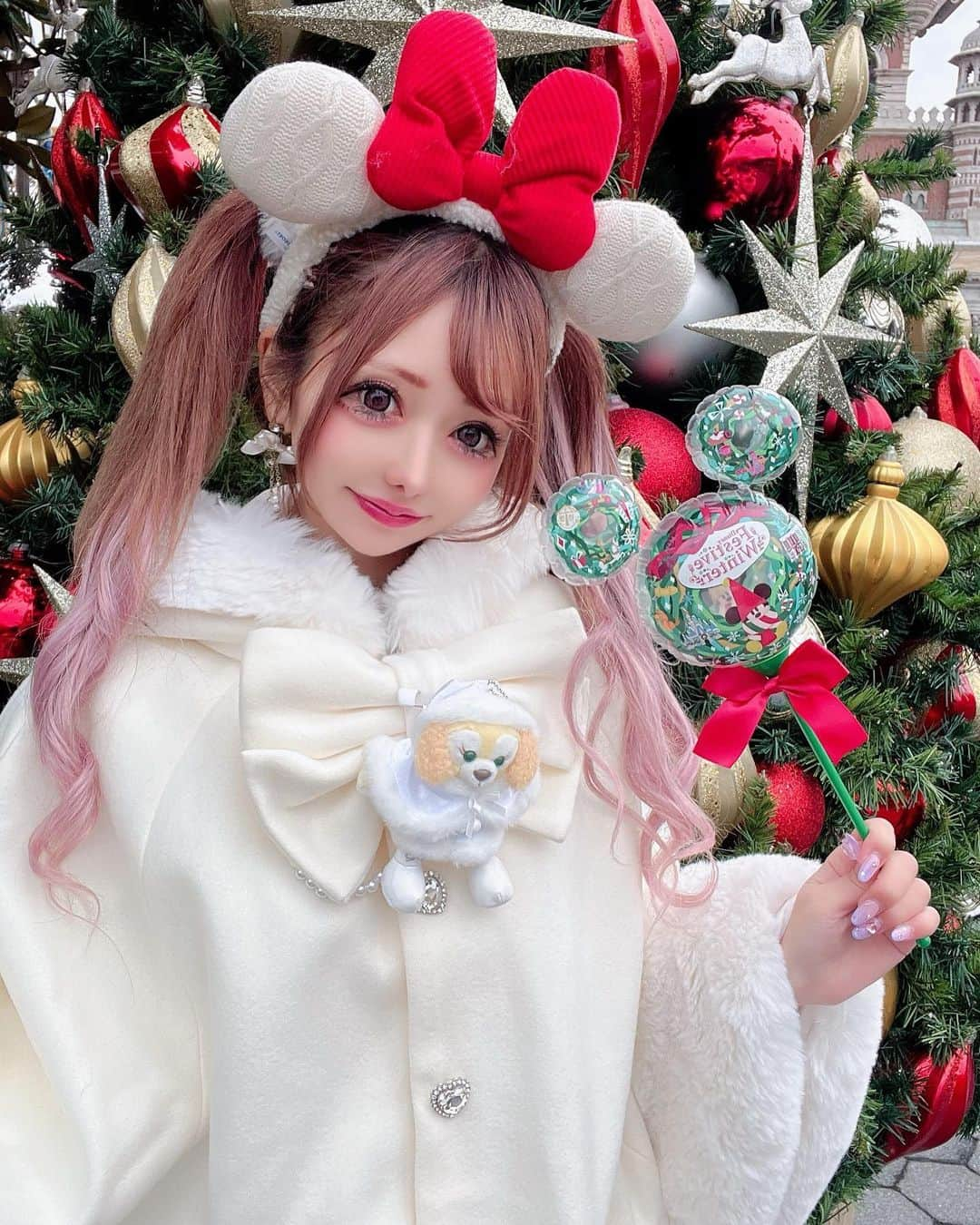 桜咲姫奈のインスタグラム：「クリスマス〜♥️♥️♥️  #ディズニー  #ディズニークリスマス  #ディズニーコーデ  #ディズニーシー  #ディズニーグッズ  #ディズニーカチューシャ  #クッキーアン  #クッキーアンコーデ  #プリメロコーデ」