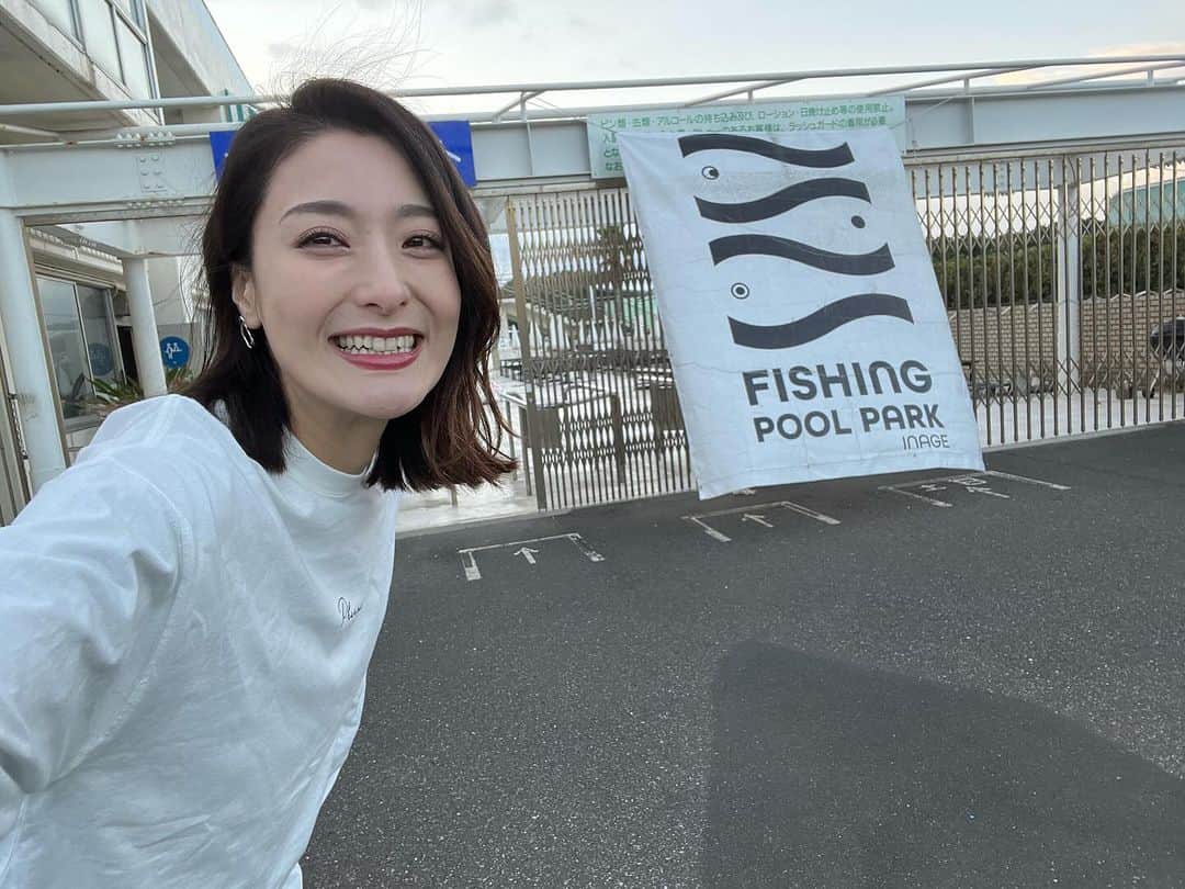 高橋麻美のインスタグラム：「. . 非日常感が強いここは プールで釣りができる稲プー🏊  楽しいロケになりそう🤭  @fishingvision @kikuchi_eiichi @hiroyuki_isono_」