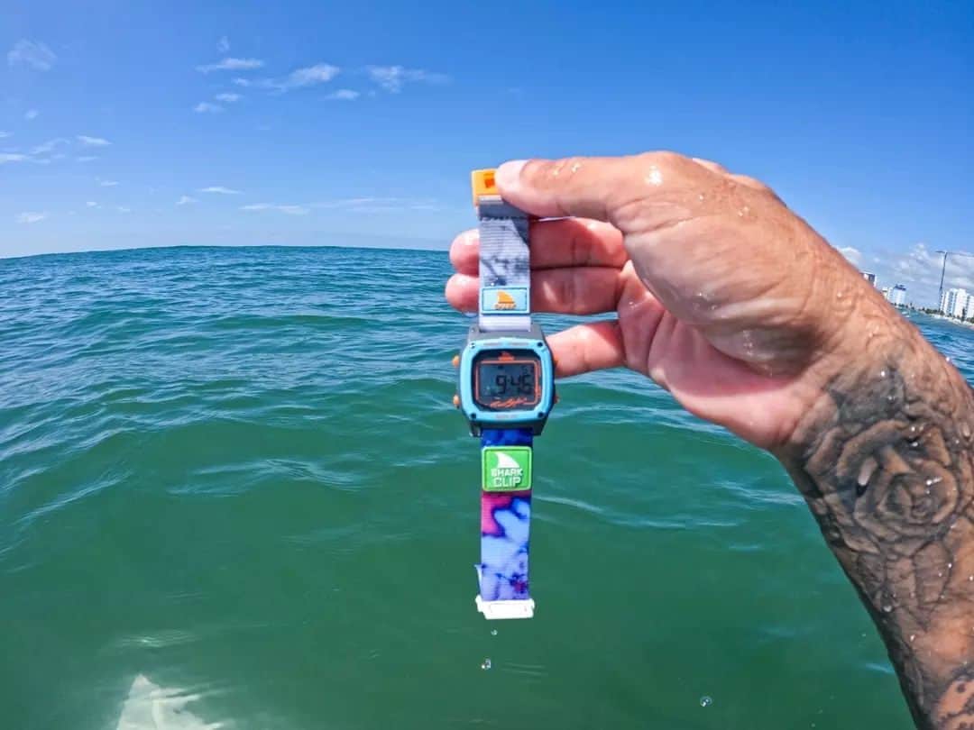 フリースタイルのインスタグラム：「📣 #CyberMonday special @freestylewatches Shark Watch can be yours for just $49! Don't sleep with the fishes on this one! 🤙   🦈: #sharkwatch Tie Dye Magenta Blue 📷: @marcos_tarquinio _ #myfreestylewatch #cybermondaydeals #cyberweek #salealert #surfsup #blackfriday」