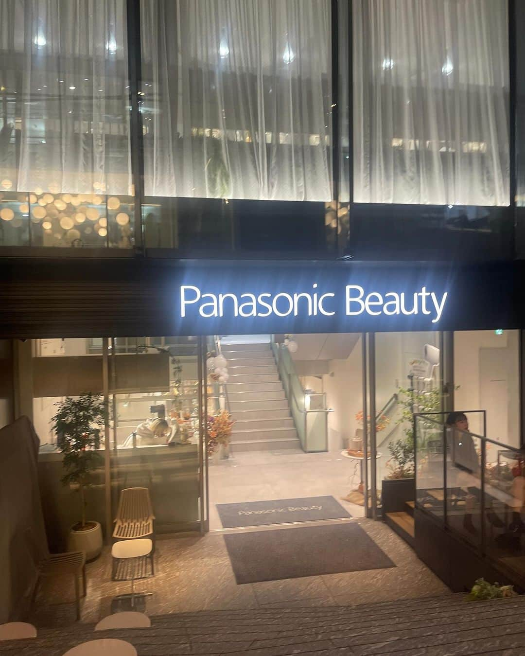 小川りかこさんのインスタグラム写真 - (小川りかこInstagram)「「美的HEN　スペシャルイベント supported by Panasonic Beauty」  最近の美容家電は凄い〜！  @dime_hacks の石﨑編集長と  @bitekicom の小林編集長  に美容家電の最新トレンドなどをお伺いしました！  今回の参加者は男性も女性もいらっしゃったのですが、コンパクトなシェーバーのラムダッシュパームインは男性から大人気！  私はEMS搭載のバイタリフトブラシが気になりました〜！頭皮ケア大事〜！  もうすぐクリスマス🎄 プレゼント🎁にも良さそうですよね！  今回は表参道のイルミネーションを見られなかったので、また見に来たいなぁ！  #panasonic#panasonicbeauty#美的#DIME#美的HEN#美容 #美容家電#パナソニック#クリスマスプレゼント#家電」11月28日 7時25分 - rikakoogawa