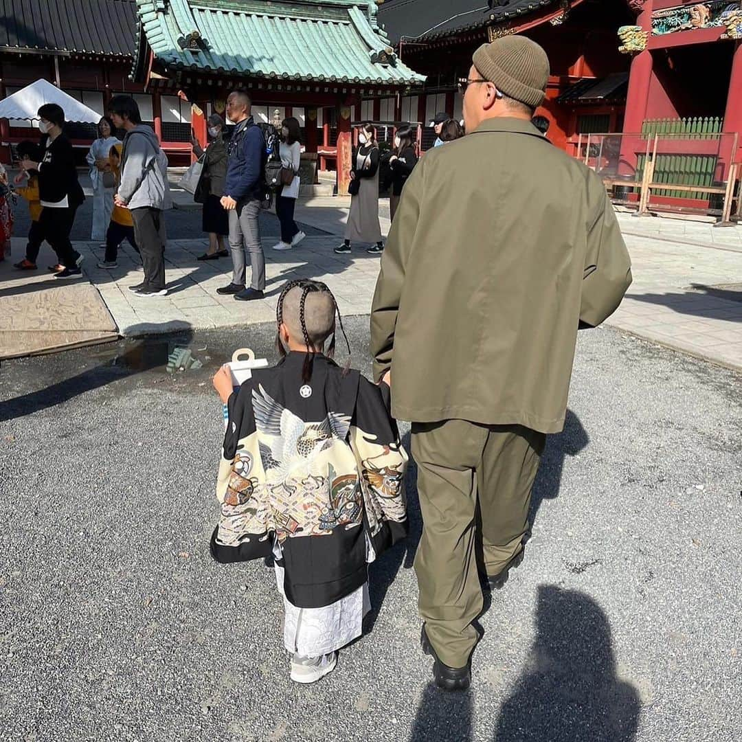 イルマニアのインスタグラム：「俺が五歳の時に着た袴🦅  七五三⛩️  俺のエゴでトラビスヘアー🪮  #イルマニア#mcma#family#七五三#パリピ#親父#travisscott #freshservice #daiwapier39 #fendi#chromehearts」