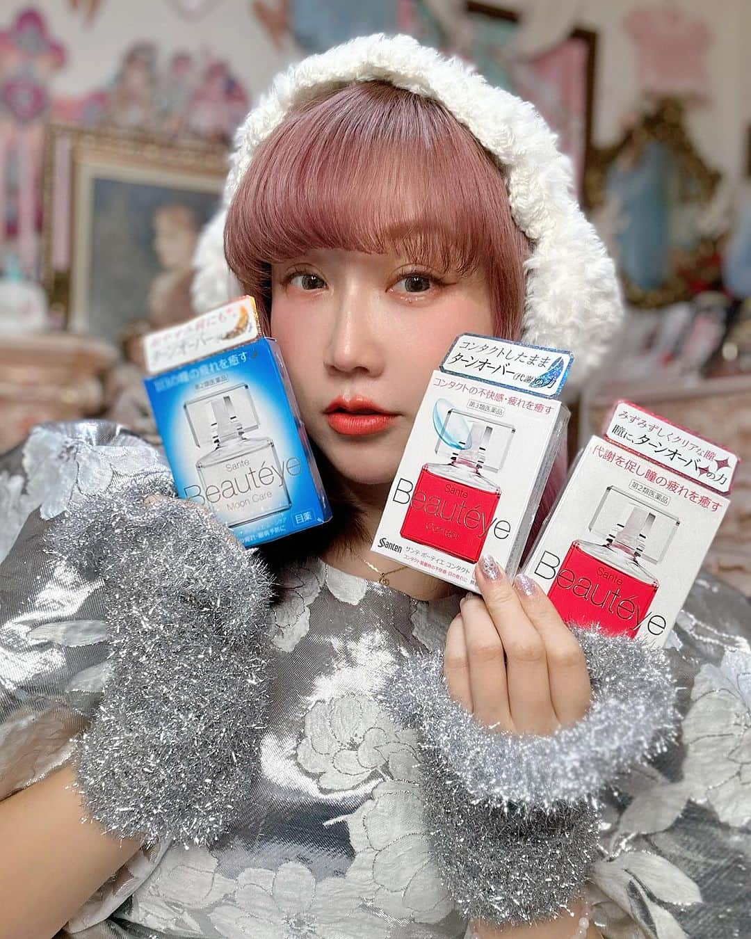 Etsuna otsukAのインスタグラム：「季節とエアコンの乾燥や長時間パソコンやスマートフォンを使って目の疲れを癒す目薬👁️。👁️いろいろ試してみて、Santen のbeauteyeシリーズが一番好き❤️見た目デザインもおしゃれ　笑  换季空调真的好干燥、加上长时间使用电脑和手机、眼睛干到爆😭试了一下各种眼药水、超推荐santen 的beauteye系列（瓶子好好看 哈哈 ）喜欢❤️其他比较适合男生、比较清凉感。 #目薬  #santen」