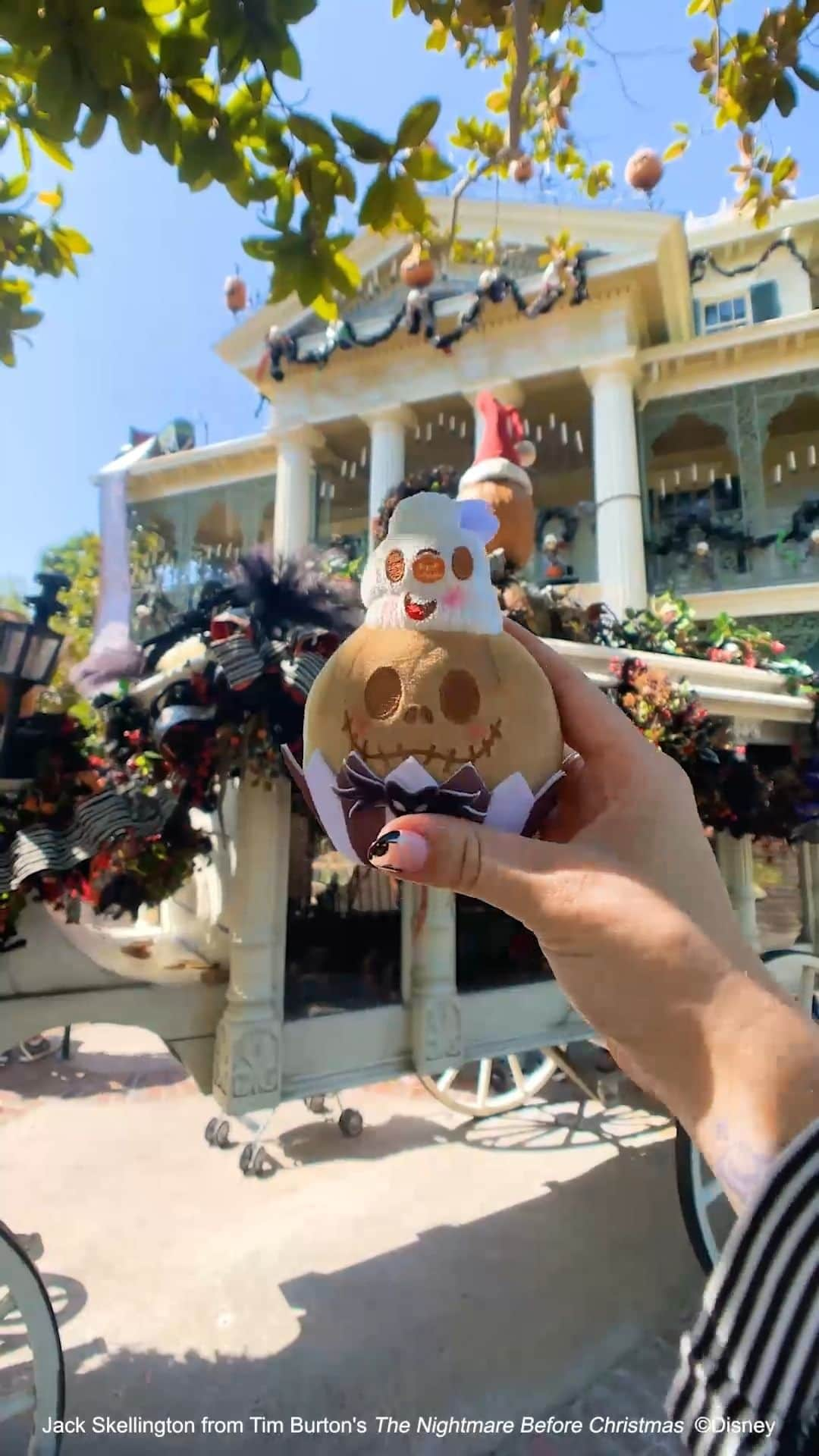 ディズニーランドのインスタグラム：「Me? Just munchin’ around the Parks with some tasty friends. #munchlings #Disneyland  Products are available while supplies last.」