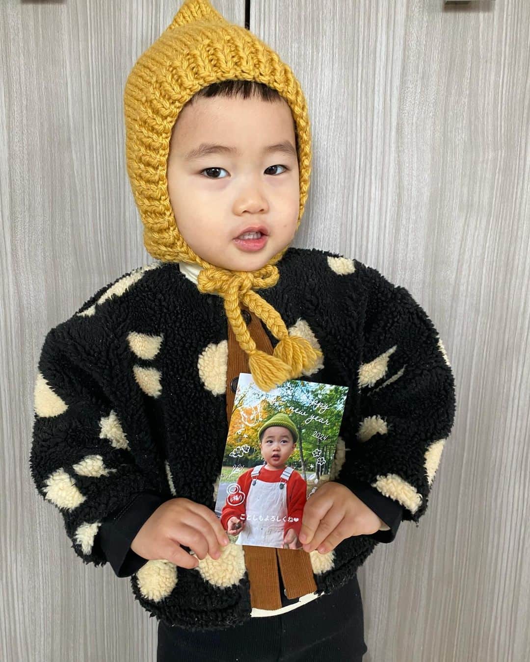 ◆miki◆さんのインスタグラム写真 - (◆miki◆Instagram)「* * ちょっと？？ 今年もあと、33日で終わるって？知ってた？ｱｾﾙｰ  あらやだ‼️年賀状まだだったわ🫢って方 安心して下さい🤝🏻いいのあるんです❣️  今年も《スマホで写真年賀状》で作ったよぉ @sumaho_nenga   アプリでサクサク！とっても簡単に お洒落な年賀状が作れちゃうのよ✨️ 6000種類もあるから迷って禿げかけたわ👨🏻‍🦲  しかもよ？ 無料サンプルで3回も試し刷りできちゃうのです←有難い  画質とか実際の色味も確認できるのもグッ👍🏻  ＼フォロワーさん限定／ 印刷代10％オフクーポン→「pr24647」  是非使ってねꔛ🤍  #スマホで写真年賀状#年賀状#PR」11月28日 7時33分 - gold______star