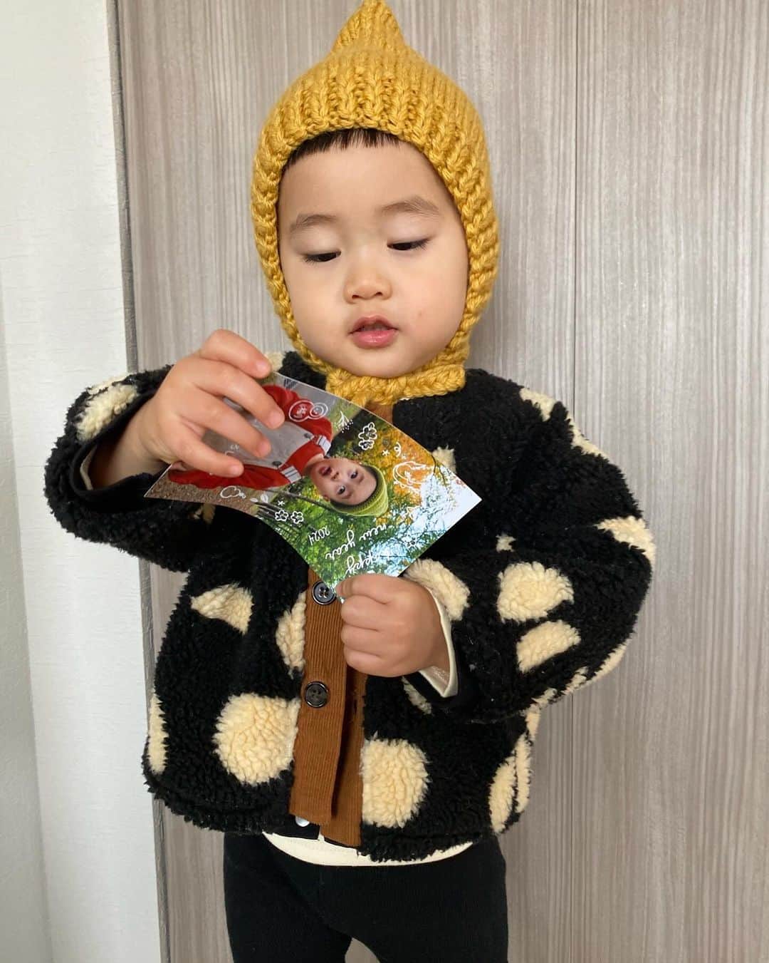 ◆miki◆さんのインスタグラム写真 - (◆miki◆Instagram)「* * ちょっと？？ 今年もあと、33日で終わるって？知ってた？ｱｾﾙｰ  あらやだ‼️年賀状まだだったわ🫢って方 安心して下さい🤝🏻いいのあるんです❣️  今年も《スマホで写真年賀状》で作ったよぉ @sumaho_nenga   アプリでサクサク！とっても簡単に お洒落な年賀状が作れちゃうのよ✨️ 6000種類もあるから迷って禿げかけたわ👨🏻‍🦲  しかもよ？ 無料サンプルで3回も試し刷りできちゃうのです←有難い  画質とか実際の色味も確認できるのもグッ👍🏻  ＼フォロワーさん限定／ 印刷代10％オフクーポン→「pr24647」  是非使ってねꔛ🤍  #スマホで写真年賀状#年賀状#PR」11月28日 7時33分 - gold______star