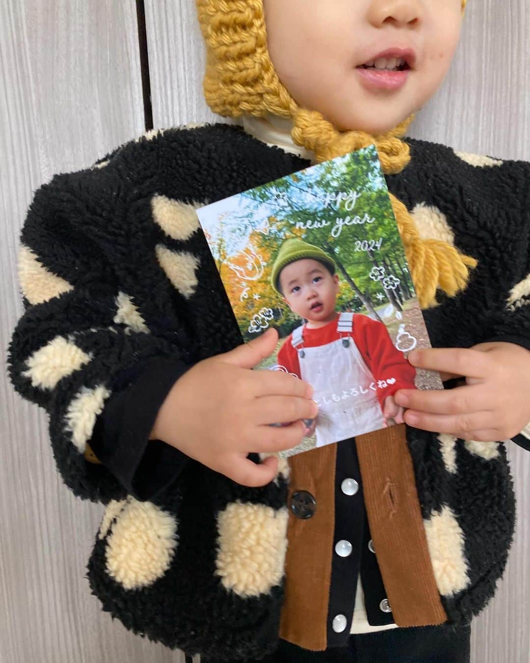◆miki◆のインスタグラム：「* * ちょっと？？ 今年もあと、33日で終わるって？知ってた？ｱｾﾙｰ  あらやだ‼️年賀状まだだったわ🫢って方 安心して下さい🤝🏻いいのあるんです❣️  今年も《スマホで写真年賀状》で作ったよぉ @sumaho_nenga   アプリでサクサク！とっても簡単に お洒落な年賀状が作れちゃうのよ✨️ 6000種類もあるから迷って禿げかけたわ👨🏻‍🦲  しかもよ？ 無料サンプルで3回も試し刷りできちゃうのです←有難い  画質とか実際の色味も確認できるのもグッ👍🏻  ＼フォロワーさん限定／ 印刷代10％オフクーポン→「pr24647」  是非使ってねꔛ🤍  #スマホで写真年賀状#年賀状#PR」