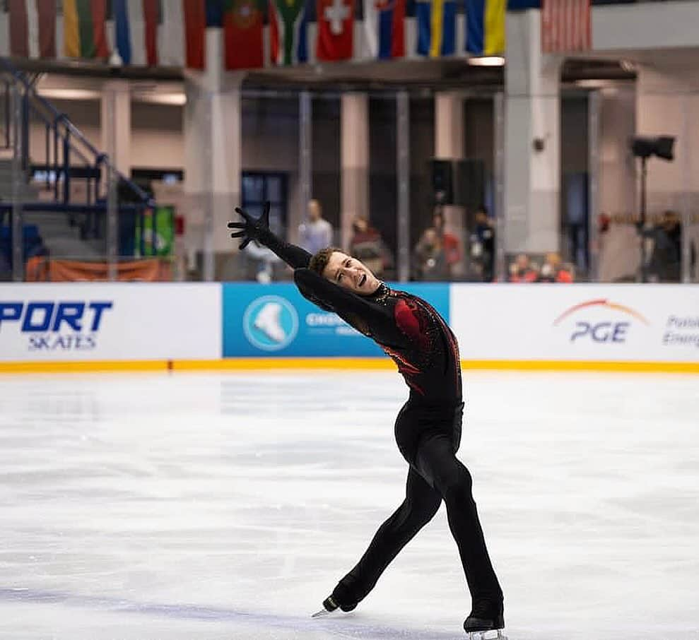 ジェイソン・ブラウンさんのインスタグラム写真 - (ジェイソン・ブラウンInstagram)「❤️‍🔥 @ladudesign   #shortprogram #costume #adiós #adios #warsaw #warsawcup #poland   📸: @pzlf_pfsa」11月28日 7時41分 - jasonbskates