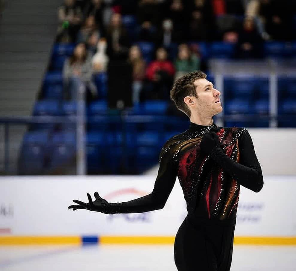 ジェイソン・ブラウンのインスタグラム：「❤️‍🔥 @ladudesign   #shortprogram #costume #adiós #adios #warsaw #warsawcup #poland   📸: @pzlf_pfsa」