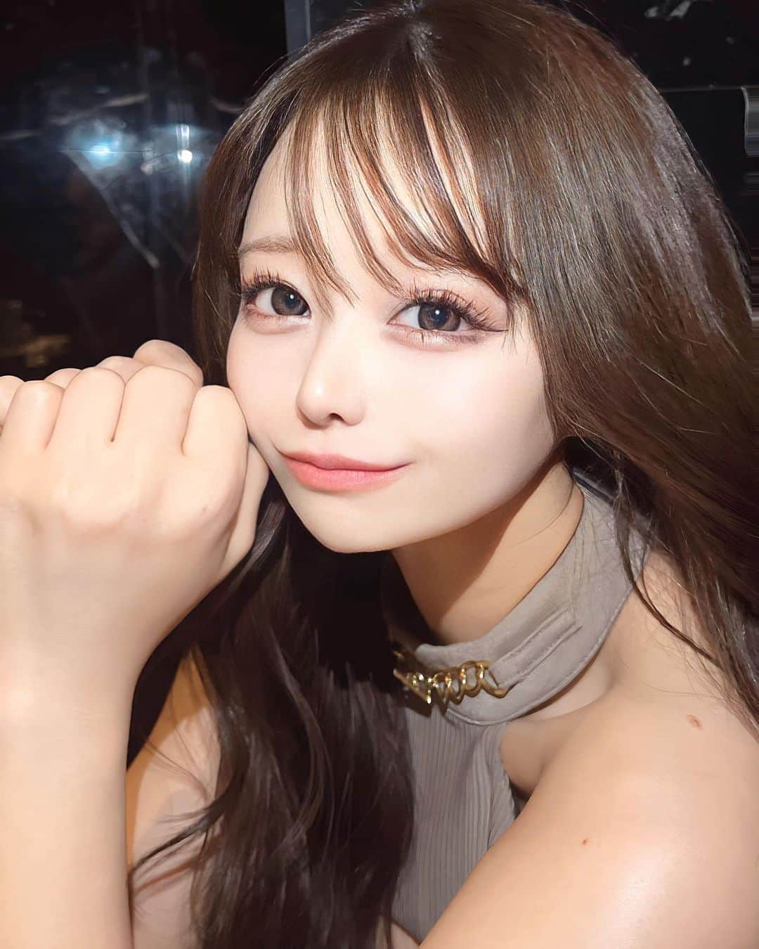 愛月颯花のインスタグラム：「ペントハウスに没頭しているよ🇰🇷  韓国〜って感じ。 ほんとにあんなにドロドロしてたら 生きていけない。怖すぎて😭笑  復讐、いじめ、誰かが亡くなるのが鉄板。 そんな嫌な世の中詰め込んだ感じ。  日本にはなかなかない展開だから 韓国ドラマにハマる人が多いんだろな。  でも思う。皆短気だなあって もっと平和に行こうよ」