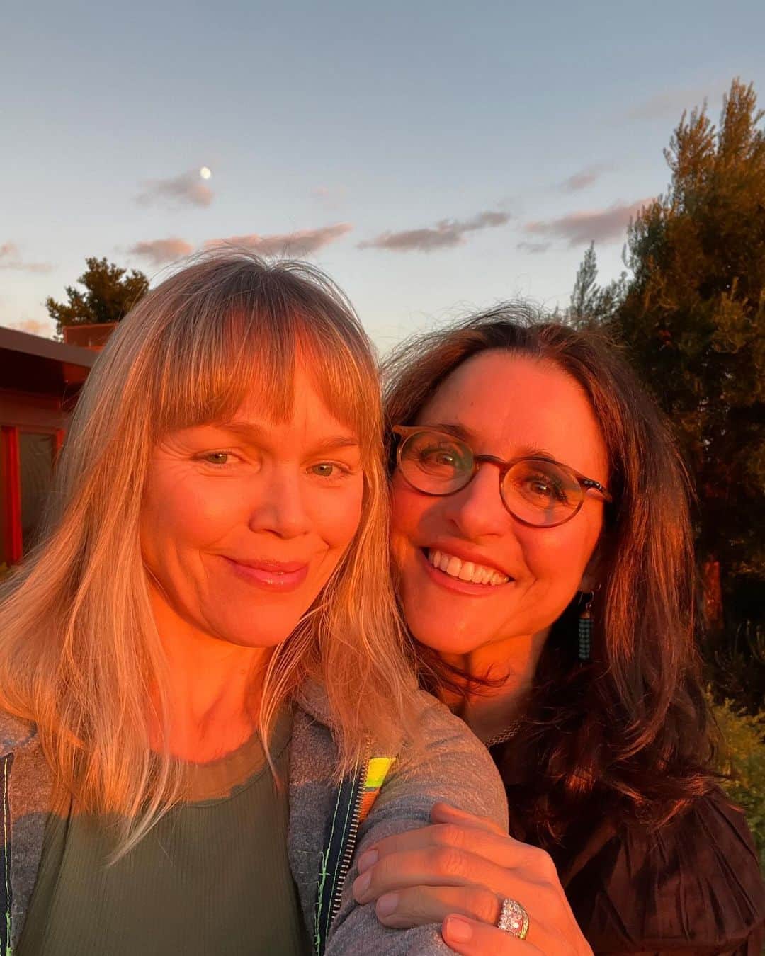 ジュリア・ルイス＝ドレイファスのインスタグラム：「My sister and I taking advantage of the light. Per usual. Thanksgiving 2023」
