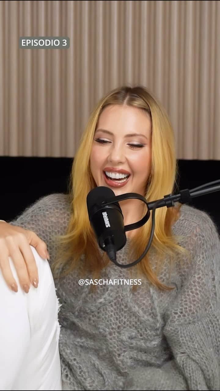 Sascha Barbozaのインスタグラム：「Cosas que me dan ansiedad? Las turbulencias! …hablo sobre mi ansiedad en el tercer episodio del podcast, haciendo las paces con ella y aprendiendo a manejarla. Encuentran el link para mi podcast aquí en mi perfil.」