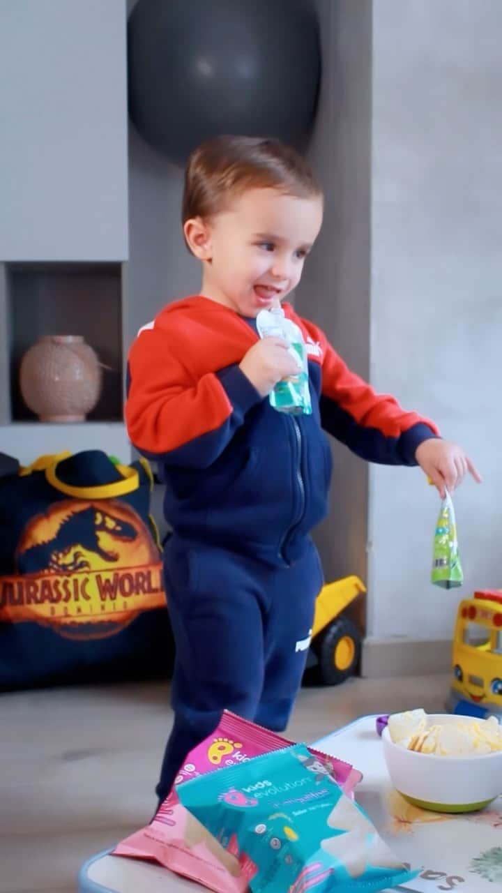 Carolina Cruz Osorioのインスタグラム：「• Al conocer @Babyevolutionco mi vida cambió, nada me genera más tranquilidad que darle una buena alimentación a mis hijos y Baby Evolution es la definición de tranquilidad y calidad a la hora de alimentarlos 🩵 Gracias por estos nuevos lanzamientos que nos acompañan en todas las etapas: Snacks en forma de triangulitos @kidsevolutionco para la lonchera (sin sellos negativos de advertencia 🔝) y cereal de arroz (sin azúcar añadido) con DHA.  La Leche Materna es el mejor alimento para el niño o niña, recomendamos suministrarla el mayor tiempo posible. Este producto es solo complementario de la Leche Materna después de los primeros (6) seis meses de edad del niño o niña. Si no se siguen estrictamente las indicaciones de preparación e higiene, éste o cualquier otro alimento, es perjudicial para la salud el niño o niña. #publicidad 💚💛」