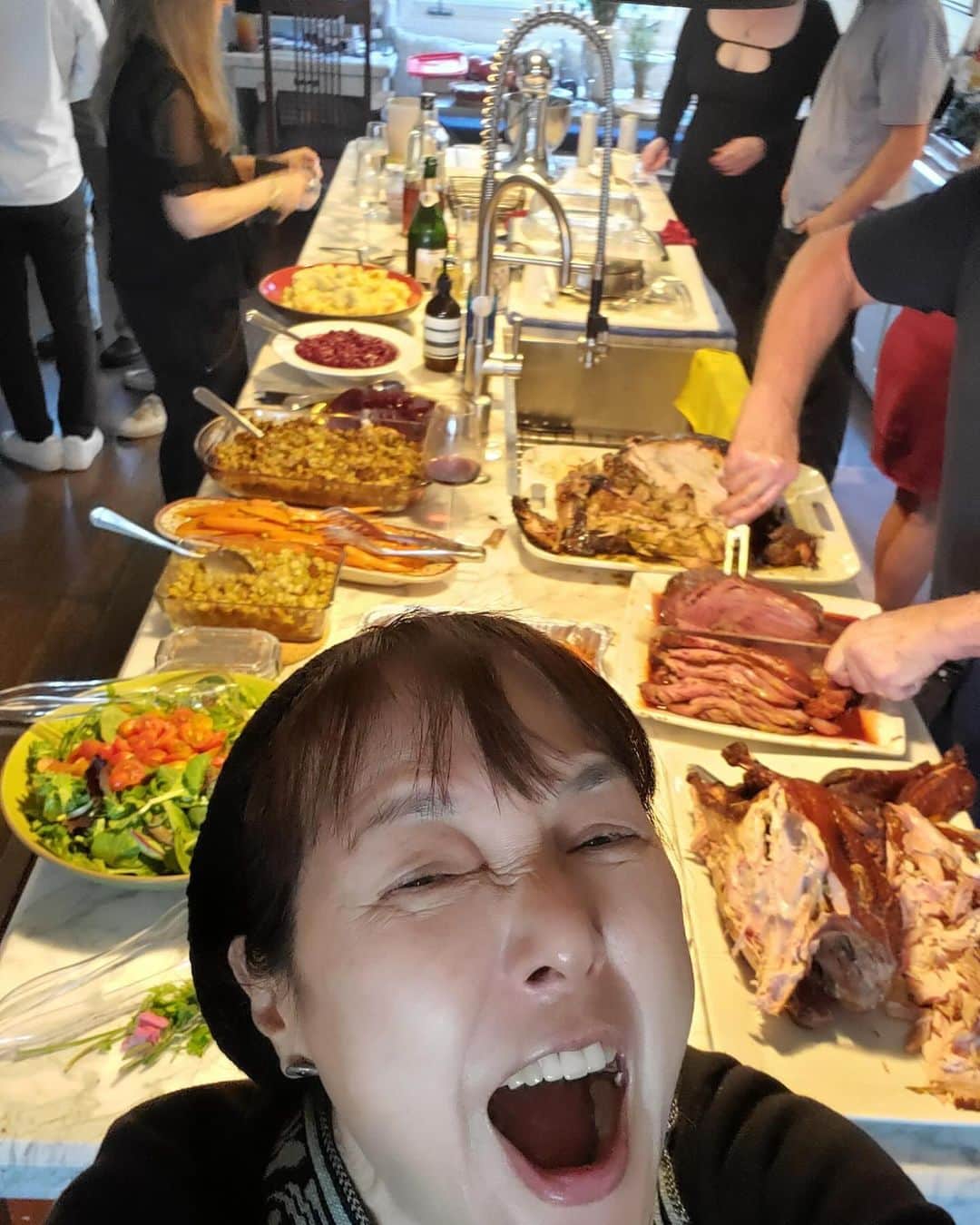 桃井かおりのインスタグラム：「先週のThanksgiving! いつもの仲間と今年も元気で集まれてthanks! ターキー3羽+大ステーキ+4つのケーキetcめちゃくちゃ感謝‼️❗‼️！美味しい美味しいthanks #la暮らし」