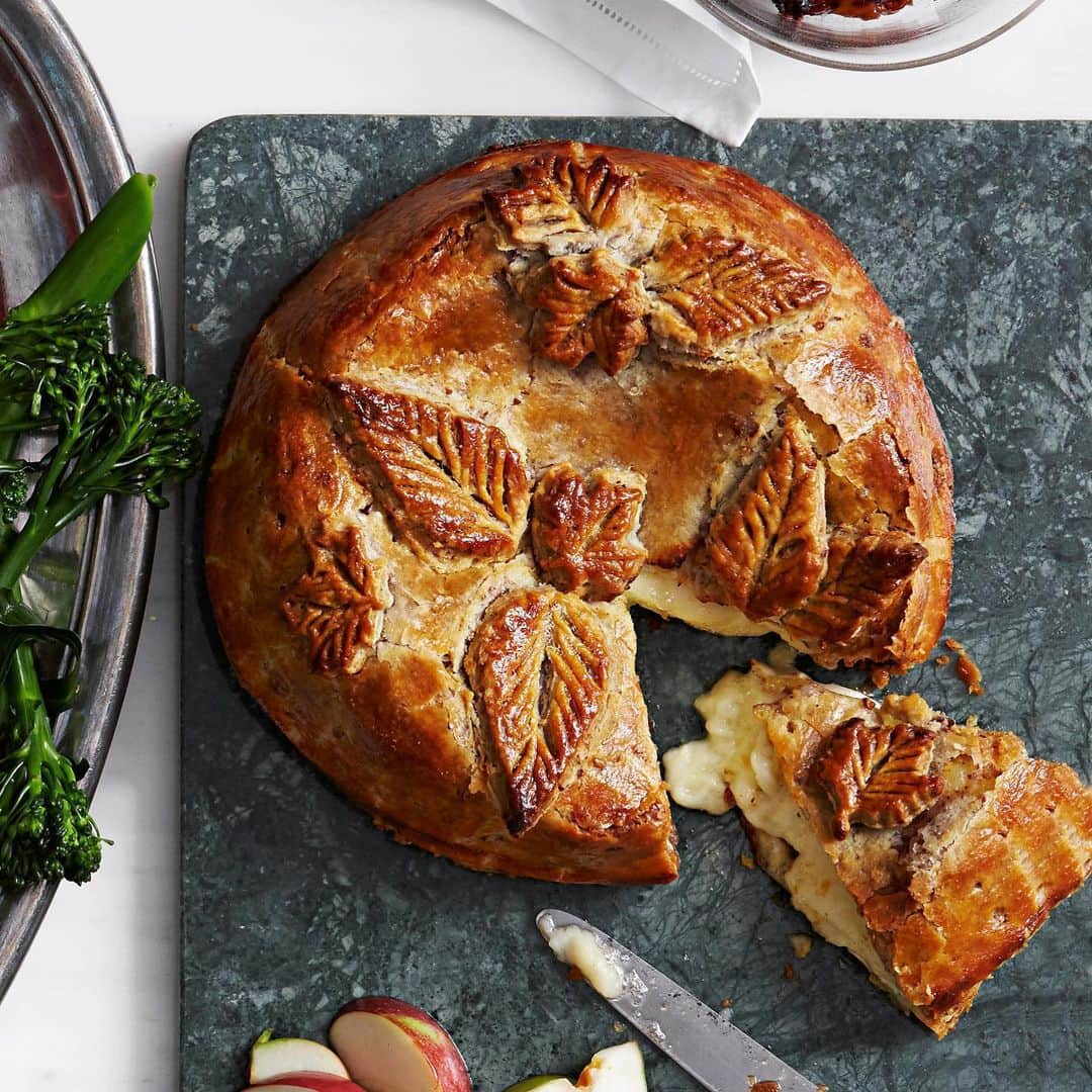 マーサ・スチュワートのインスタグラム：「It's so impressive, but so easy: This baked brie uses store-bought puff pastry and allows you to express your artistic side with hand-scored leaves. Top this crowd-pleasing holiday appetizer with a port-spiked fruit compote and apples and serve with plenty of baguette slices. Get the recipe at the link in our bio. 📷: @ayabrackett」