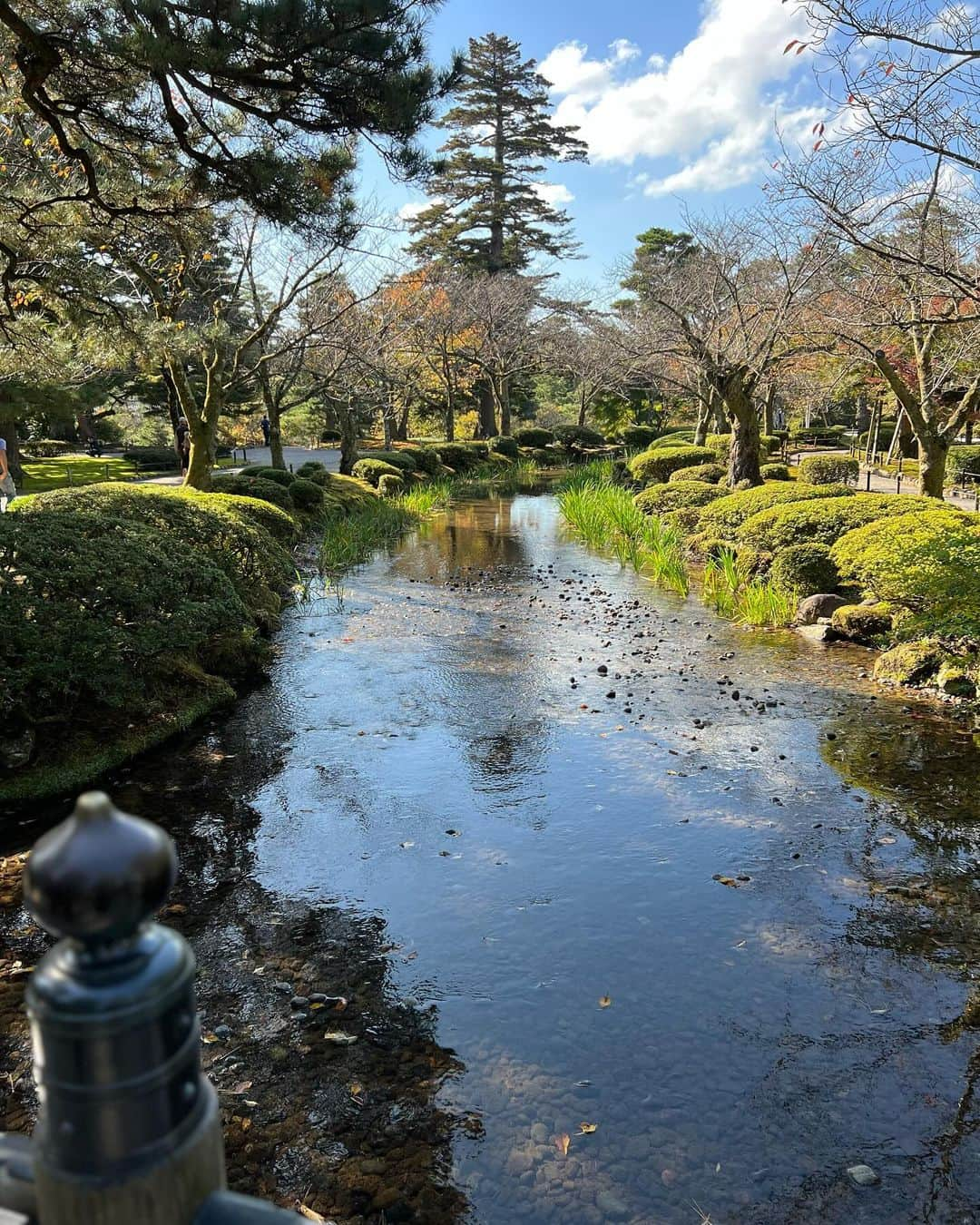 高倉絵理さんのインスタグラム写真 - (高倉絵理Instagram)「楽しかった金沢旅行④  日本三名園の一つに数えられる廻遊式の庭園『兼六園』へ。  広大な園内には築山、池、茶屋などが点在しており、四季を通じてさまざまな自然美を堪能できるそう。  今の時期は、金沢の冬の風物詩”雪吊り”が。 “雪吊り”は、日本海側特有の湿った雪の重みで枝が折れないようにするため。  美しい庭園に別の季節にもまた訪れたくなりました。  #金沢旅行 #金沢観光 #兼六園 #雪吊り #金沢 #kanazawa」11月28日 7時55分 - eri_t28