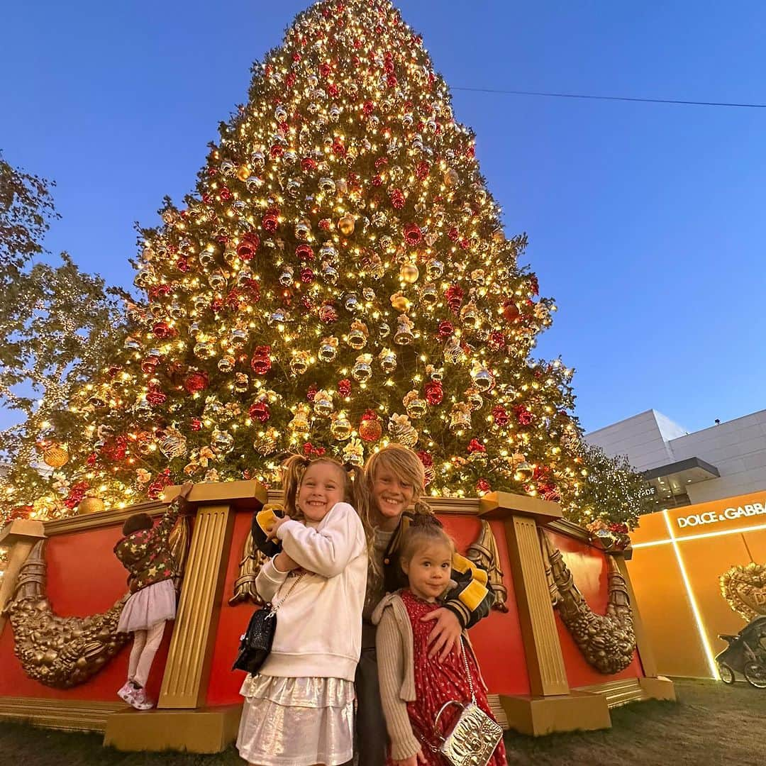 ヒラリー・ダフさんのインスタグラム写真 - (ヒラリー・ダフInstagram)「@thegrovela we love this time of year🥰」11月28日 7時58分 - hilaryduff