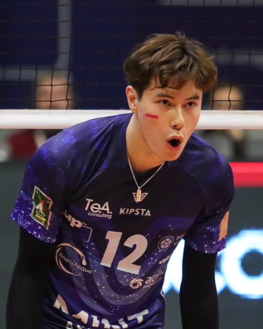 髙橋藍のインスタグラム：「RAN TAKAHASHI 🇯🇵  The outside hitter scored 1️⃣7️⃣ pts for @verovolley & scored a 3-2 win 🆚 @gassalespiacenza in round 7 of the Italian league.  📺 Watch the replay on VBTV.  ⏰ #SuperLega schedule - LINK IN BIO.  🏐 #volleyball #pallavolo」