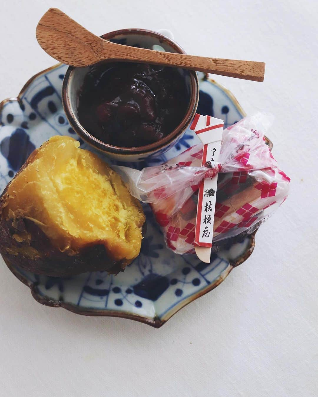 樋口正樹さんのインスタグラム写真 - (樋口正樹Instagram)「Today's breakfast 🍠  今朝は焼き芋に桔梗信玄餅。 食べ方は見せられませんが💦 お芋に餅ときな粉と黒蜜を あーだこーだし、追い餡子🤗  . #焼き芋 #紅あずま #信玄餅 #桔梗信玄餅 #朝菓子 #おめざ #甘党 #yakiimo #🍠」11月28日 8時05分 - higuccini