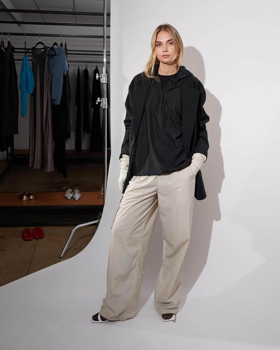 ティビのインスタグラム：「STYLING NOTES: We’re busy, and as Creative Pragmatists, we often find that much-needed sense of calm amid the chaos in —where else— our closets. Our go-to? The Italian Sporty Nylon Wide Leg Pull On Pant, without fail. Equipped with a drawstring waist and ties at the hem for temporary alterations on the go, this versatile style will take you from multiple trips to the grocery store to dinner at your in-laws with ease … or it least it'll look that way. Remember, if you look good, you feel good, so consider getting dressed an interpretation of self-care and carve out some much needed you-time.」