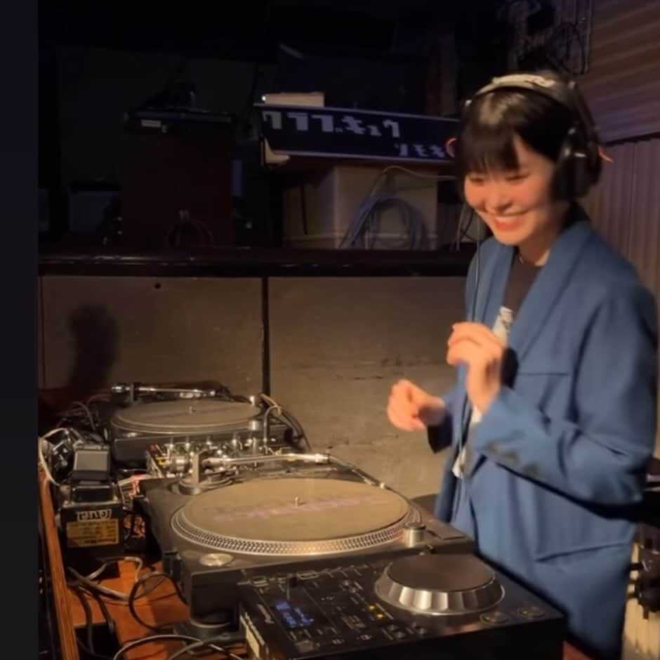 西寺郷太さんのインスタグラム写真 - (西寺郷太Instagram)「DJ Megu @megu_negicco ちゃん、ありがとう😊！  月曜日の早い時間、なかなか難しいDJとしての空間作りを完璧にコントロールしてくれて本当に凄かった！  動画から抑えた写真なんで画素が甘いですが、どの瞬間もキュートでした。西寺郷太関連楽曲、シゲもメンバーだったマジペパ「備長炭」や南波志帆ちゃんの「それでも言えない YOU & I」、もちろんNegiccoの「愛のタワー・オブ・ラヴ」などバースデイイベント的文脈も絡めつつ、彼女の愛する音楽を大音量で浴びせライヴ前の瞬間を盛り上げてくれました。Day2リアル郷太祭りに関しては配信でDJも観れます！  Megu ちゃん、ありがとう^_^！」11月28日 8時09分 - gota_nonareeves