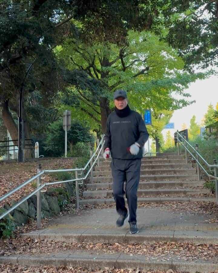 金石昭人のインスタグラム：「カネやん散歩🚶  おはよー😄 今日もカネやんは元気やで〜👌  久しぶりに会ったワシのちっちゃい友だちも、サッカー上手くなってたぞ⚽️ ええやん😄⚽️😄⚽️  どや  #カネやん散歩 #今日も元気 やで〜 #サッカー少年 #毎日頑張ってるな #どや」