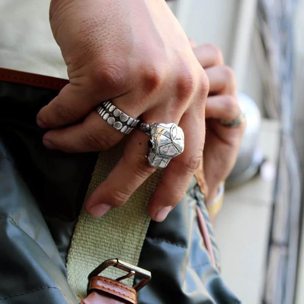 ハンチョロのインスタグラム：「Swipe to see our Venom ring in Gold & Sterling Silver 🐍」