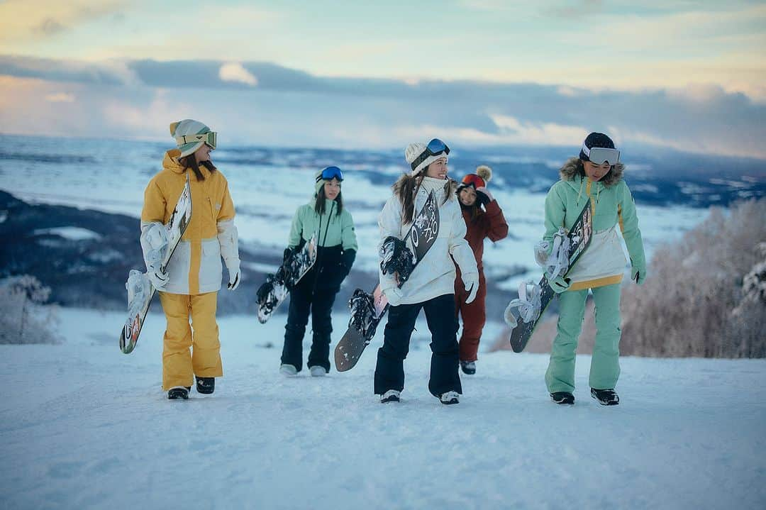 ROXY JAPANのインスタグラム：「さぁ どこの山に行きましょうか🏔️❄️ #roxysnow」