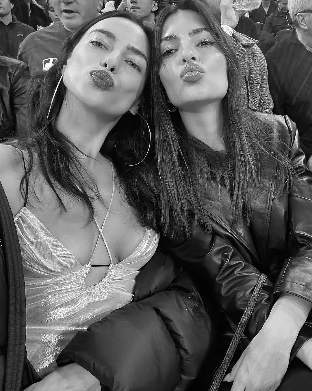 アドリアーノゴールドシュミットのインスタグラム：「it's a best friend love affair  @emrata spotted in the Valentina Coat with bff @irinashayk at the Knicks Game this weekend #EmrataxAG」