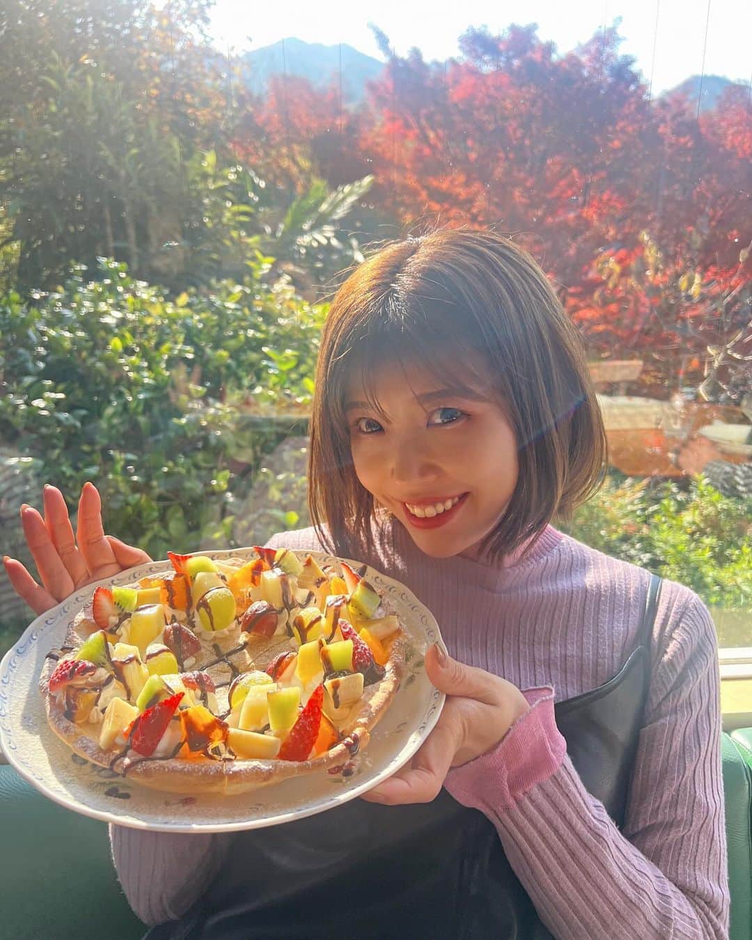 中村愛さんのインスタグラム写真 - (中村愛Instagram)「🍁♡ ・ ・ ・ #相模湖 紅葉🍁 行ってきました(^^) 5割くらいだったかな？  とっても良き席でのおランチも堪能して🍴 #デザートピザ #フルーツピザ  美味しゅうでしたっ❣️  さて火曜日！めちゃくちゃ奇妙で怖すぎることが起こったので今日話させてくださいっ！ #中村愛チャンネル #youtube 生配信夜9時より 見にきてね。もち無料。  #youtuber好きな人と繋がりたい」11月28日 8時14分 - nakamuramura_ai