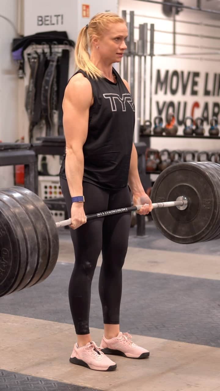 アニー・スラスドーターのインスタグラム：「Finishing this DL cycle with 4s building up - Don’t think I’ll be going heavier then this for a while but felt very good throughout 🤝 last set at 160kg  Started at 10 so 4s feel GOOD 😅  Happy Monday strength training!!   🎥 @arninn95   #17weeks #strong #enjoylife #grateful」