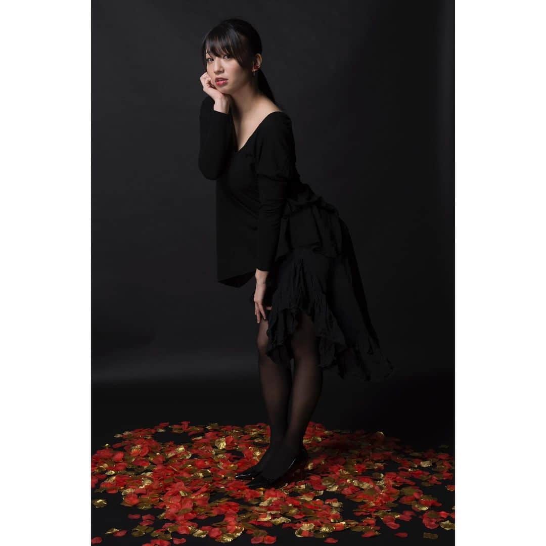 榎あづさのインスタグラム：「2024/1/29(月)～2/11(日) 絵空箱にて上演される舞台🎹  イノセントギアカンパニー 酔狂企画『幻の奏』  演出を務めさせていただきます。  過去、朗読劇の演出や音声ドラマの音響監督はさせていただいてことがあるのですが、実は舞台は初めて。  素敵なキャストに恵まれたので、 皆様が最高に活きるように 寄り添えたらと思っております。  12/18(月)19時〜ご予約開始です🌟」