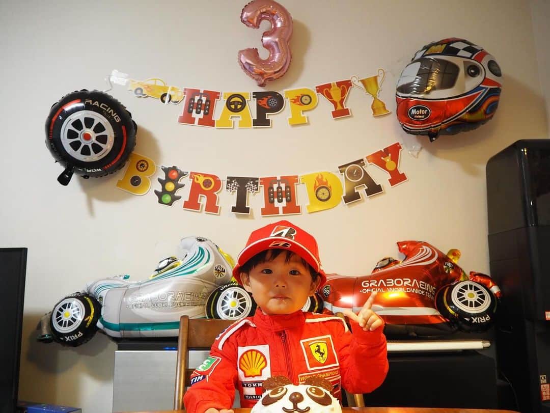 井口卓人のインスタグラム：「昨日は仕事後すぐに帰宅して、次男3歳の誕生日パーティー🎂次男は、かなりレーサーに興味を持っていて、ハロウィンも誕生日もミハエルシューマハになってます。先日レースでもらった帽子もお気に入り。w  さて、今日もお仕事でこれから出発です🚗」