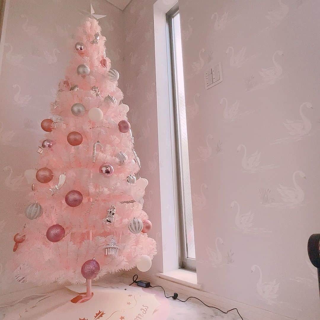 桜川ひめこのインスタグラム：「おはろうございます♡🎄 ついについについに！フランフランのピンクのクリスマスツリー買ってしまいました🤭➰ 緑とずーっと悩んでいて、でも絶対私欲しいよね？ってなりまして、、、 わ〜やっぱりすごーく素敵🎄🎄🎄🎀 毎日眺められてとってもとっても嬉しいです☺️  こひめろん（👧）のタブレット充電コードも失礼しています😌 それではきょうもこころもえるいちにちを♡ めろめろめろん🍈  #idol #アイドル　#インテリア　#フランフラン　#クリスマスツリー　#壁紙　#かわいいものが好き  #かわいいインテリア　#かわいい壁紙　#ピンク　#ピンクのクリスマスツリー」