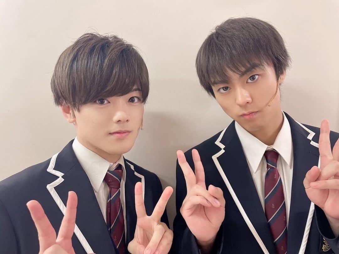 小野塚勇人さんのインスタグラム写真 - (小野塚勇人Instagram)「ミュージカル「ルームメイトと謎解きを」が全公演無事終了しました。 顔合わせからちょうど1ヶ月後には千秋楽。  その中でセリフと曲に追われながらの毎日の稽古。 本当に濃密な1カ月を過ごせました。 みんなとは出会って一か月なのに本当に学校生活を送っていたかのような青春を味わえて幸せでした！  みんなとの思い出を胸にまた共演できることを願って頑張りたいと思います！  最高のカンパニーをありがとうございました！ そして勇也最高なバディになってくれてありがとう！ 楽しかったです！  #ルームメイトと謎解きを  #メイ解き #武藤潤 #富永勇也 #長江崚行  #健人 #加藤将 #横山加三 #山野光 #松村優 #加藤良輔 #陣内将 #青野紗穂 #鈴木壮馬」11月28日 8時27分 - hayato_onozuka_official