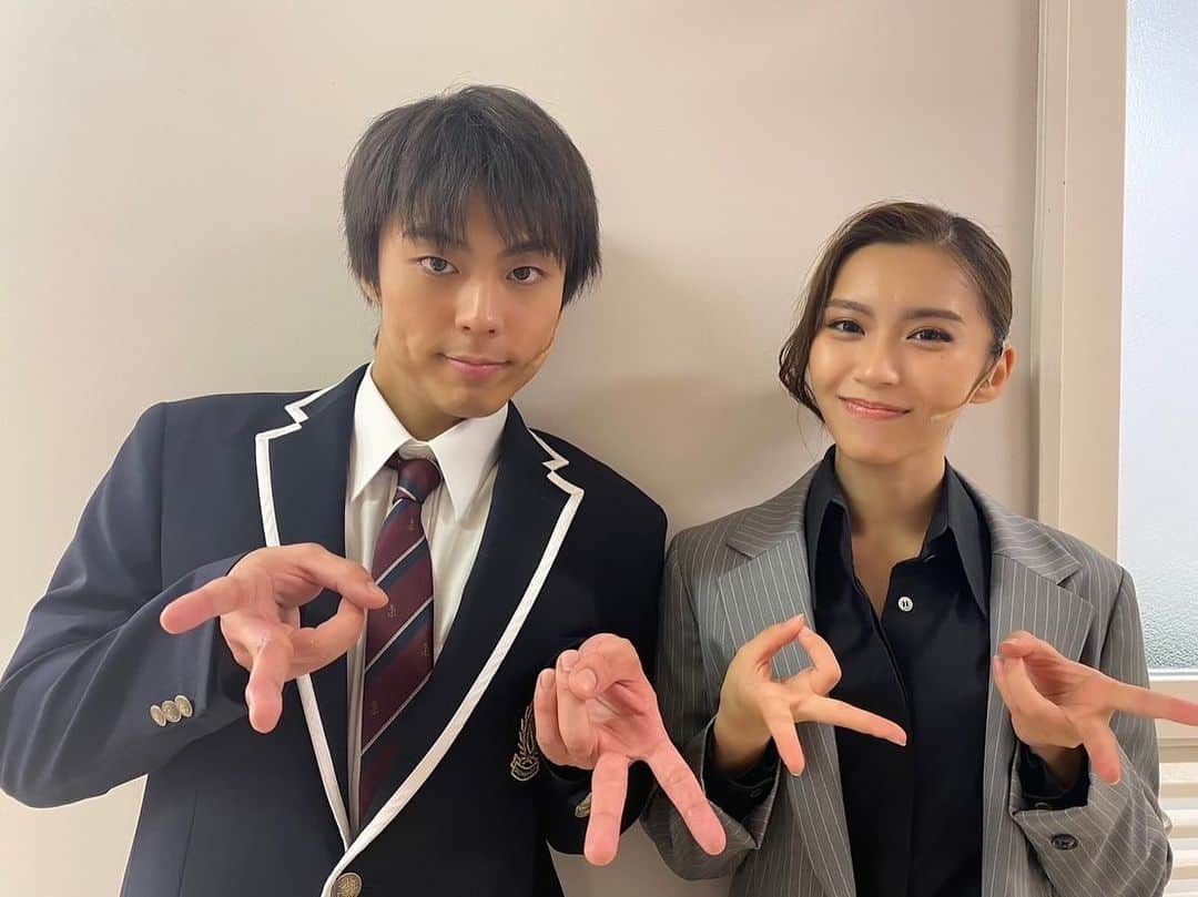 小野塚勇人さんのインスタグラム写真 - (小野塚勇人Instagram)「ミュージカル「ルームメイトと謎解きを」が全公演無事終了しました。 顔合わせからちょうど1ヶ月後には千秋楽。  その中でセリフと曲に追われながらの毎日の稽古。 本当に濃密な1カ月を過ごせました。 みんなとは出会って一か月なのに本当に学校生活を送っていたかのような青春を味わえて幸せでした！  みんなとの思い出を胸にまた共演できることを願って頑張りたいと思います！  最高のカンパニーをありがとうございました！ そして勇也最高なバディになってくれてありがとう！ 楽しかったです！  #ルームメイトと謎解きを  #メイ解き #武藤潤 #富永勇也 #長江崚行  #健人 #加藤将 #横山加三 #山野光 #松村優 #加藤良輔 #陣内将 #青野紗穂 #鈴木壮馬」11月28日 8時27分 - hayato_onozuka_official