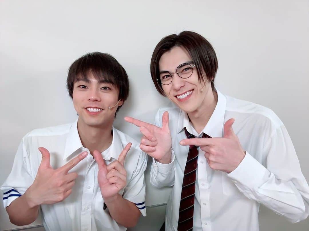 小野塚勇人さんのインスタグラム写真 - (小野塚勇人Instagram)「ミュージカル「ルームメイトと謎解きを」が全公演無事終了しました。 顔合わせからちょうど1ヶ月後には千秋楽。  その中でセリフと曲に追われながらの毎日の稽古。 本当に濃密な1カ月を過ごせました。 みんなとは出会って一か月なのに本当に学校生活を送っていたかのような青春を味わえて幸せでした！  みんなとの思い出を胸にまた共演できることを願って頑張りたいと思います！  最高のカンパニーをありがとうございました！ そして勇也最高なバディになってくれてありがとう！ 楽しかったです！  #ルームメイトと謎解きを  #メイ解き #武藤潤 #富永勇也 #長江崚行  #健人 #加藤将 #横山加三 #山野光 #松村優 #加藤良輔 #陣内将 #青野紗穂 #鈴木壮馬」11月28日 8時27分 - hayato_onozuka_official