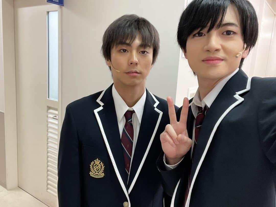 小野塚勇人さんのインスタグラム写真 - (小野塚勇人Instagram)「ミュージカル「ルームメイトと謎解きを」が全公演無事終了しました。 顔合わせからちょうど1ヶ月後には千秋楽。  その中でセリフと曲に追われながらの毎日の稽古。 本当に濃密な1カ月を過ごせました。 みんなとは出会って一か月なのに本当に学校生活を送っていたかのような青春を味わえて幸せでした！  みんなとの思い出を胸にまた共演できることを願って頑張りたいと思います！  最高のカンパニーをありがとうございました！ そして勇也最高なバディになってくれてありがとう！ 楽しかったです！  #ルームメイトと謎解きを  #メイ解き #武藤潤 #富永勇也 #長江崚行  #健人 #加藤将 #横山加三 #山野光 #松村優 #加藤良輔 #陣内将 #青野紗穂 #鈴木壮馬」11月28日 8時27分 - hayato_onozuka_official