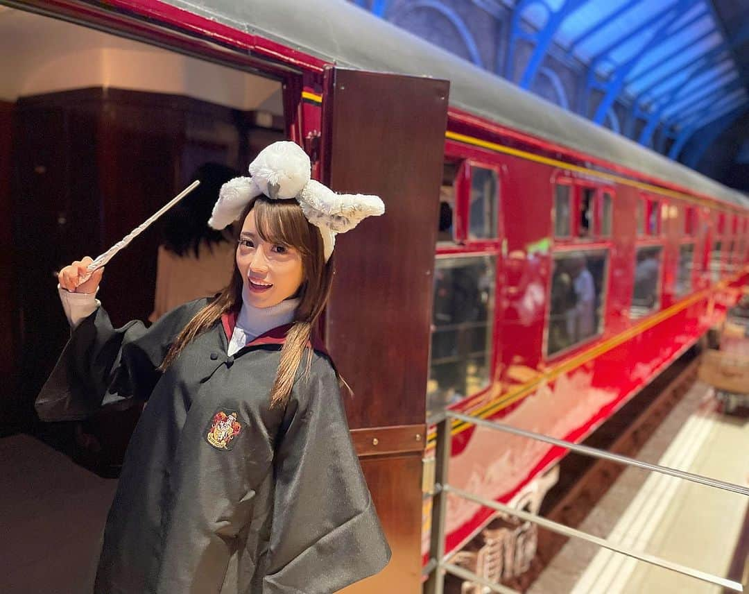 みくるんのインスタグラム：「ホグワーツ行き乗ってきました🚂✨  ポトレ画質良すぎる✨  #名古屋コンカフェ#メイドカフェ#アールズカフェ#名古屋キャバクラ#錦キャバ嬢#japan#japanesegirl#ハリーポッター#ハリーポッタースタジオツアー」