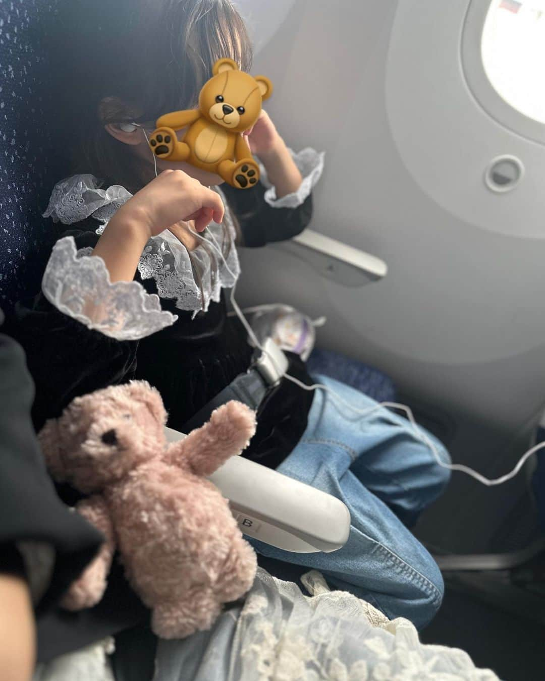 犬山紙子さんのインスタグラム写真 - (犬山紙子Instagram)「今回の旅のお供はクマさん 私がデニムにレースを合わせた服にしたら娘も合わせてくれた😭こどもかわいすぎ😭 飛行機ではアラジンを見て、親は爆睡  ##子連れ旅行 #犬山むすめこーで #リンクコーデ」11月28日 8時38分 - inuyamakamiko