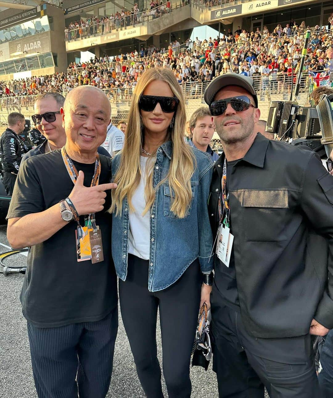 松久信幸のインスタグラム：「On the racetrack for the final F-1 race of 2023 in Abu Dhabi. @kevindebruyne  @ronaldo  @rosiehw  @jasonstatham」