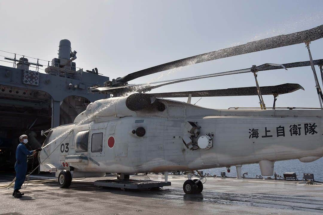 海上自衛隊さんのインスタグラム写真 - (海上自衛隊Instagram)「#洗車の日   ですが、洗車ならぬ洗機をご紹介します！ きれいすることはもちろんですが、 海水を流してサビを防いだり、 汚れを流すことで傷などを見つけやすくします。  綺麗に洗って、１（イ）１（イ）２（ツ）８（ヤ）  #メンテナンス #整備」11月28日 8時30分 - jmsdf_pr